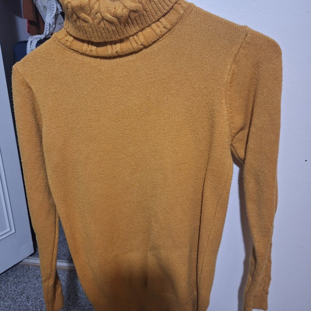 Plain yellow turtneck